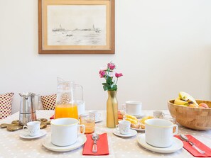 Apartment, 2 Schlafzimmer, Balkon | Essbereich im Zimmer