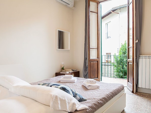 Appartamento, 2 camere da letto, balcone | Ferro/asse da stiro, Wi-Fi gratuito, lenzuola