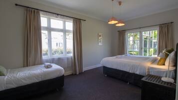 4 bedrooms, iron/ironing board, WiFi, bed sheets