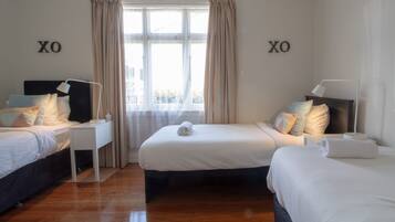 4 bedrooms, iron/ironing board, WiFi, bed sheets