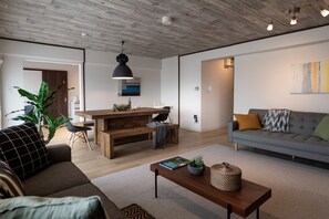 401 | Living area | Flat-screen TV