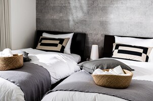 Escritorio, wifi gratis y ropa de cama 