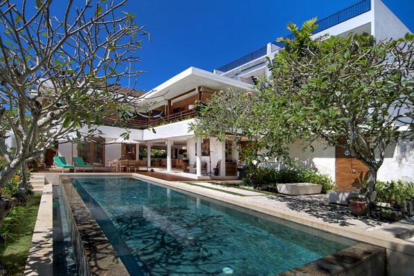 Vista frontal de la propiedad