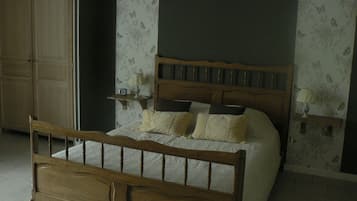 Free cots/infant beds, free WiFi, bed sheets