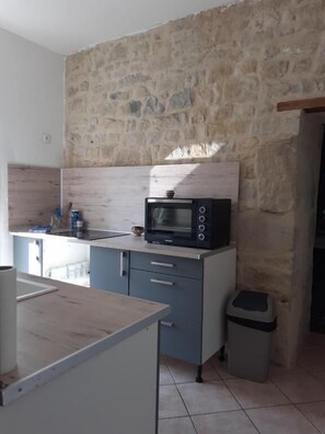Stovetop, coffee/tea maker, electric kettle, high chair - Domaine des Cigognes chambre d'hôtes (Formigny La Bataille)