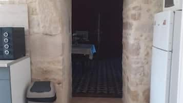 Shower, pancuran hujan, pengering rambut, dan handuk