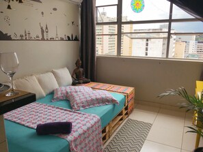 Cortinas blackout, ferros/tábuas de passar roupa, Wi-Fi, roupa de cama