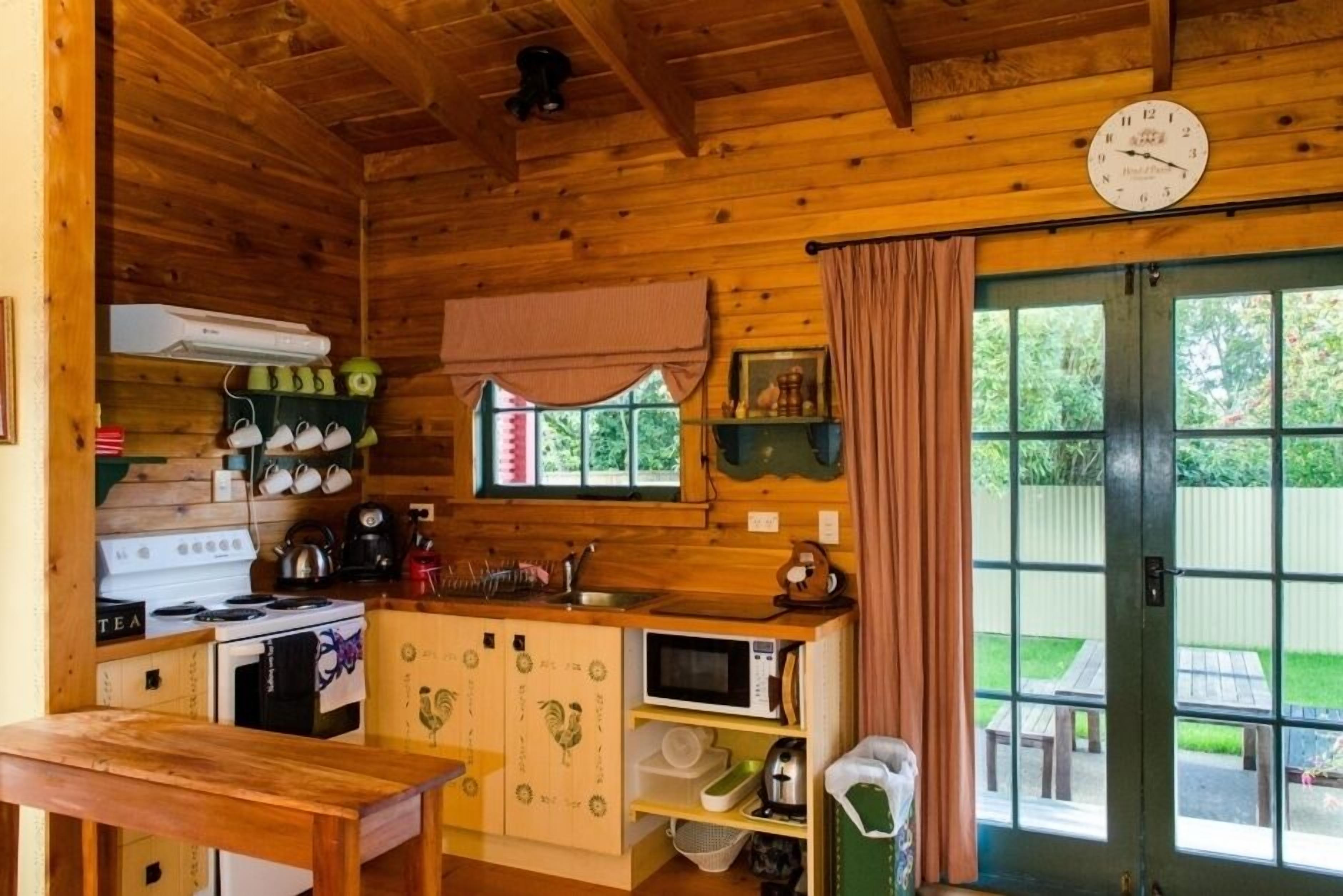 Kjøleskap, mikrobølgeovn, ovn og kaffetrakter/tekoker