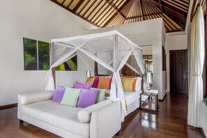 4 bedrooms, in-room safe, individually decorated, individually furnished - Villa Amanie (Ungasan)
