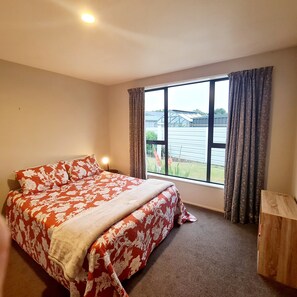 2 slaapkamers, een bureau, een strijkplank/strijkijzer, gratis wifi