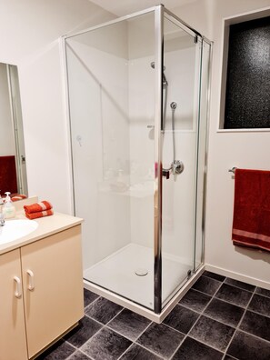 Douche, sèche-cheveux, serviettes fournies, savon