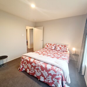 2 Schlafzimmer, Schreibtisch, Bügeleisen/Bügelbrett, kostenloses WLAN