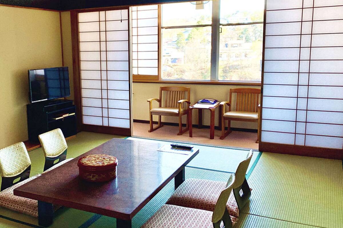 传统客房 (JP Style, For 5 people, Shared Toilet) | 客房内保险箱、免费 WiFi、床单