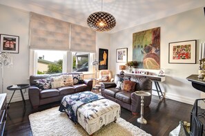 TV, fireplace, DVD player, books - Grand City Residence (Dunedin City)