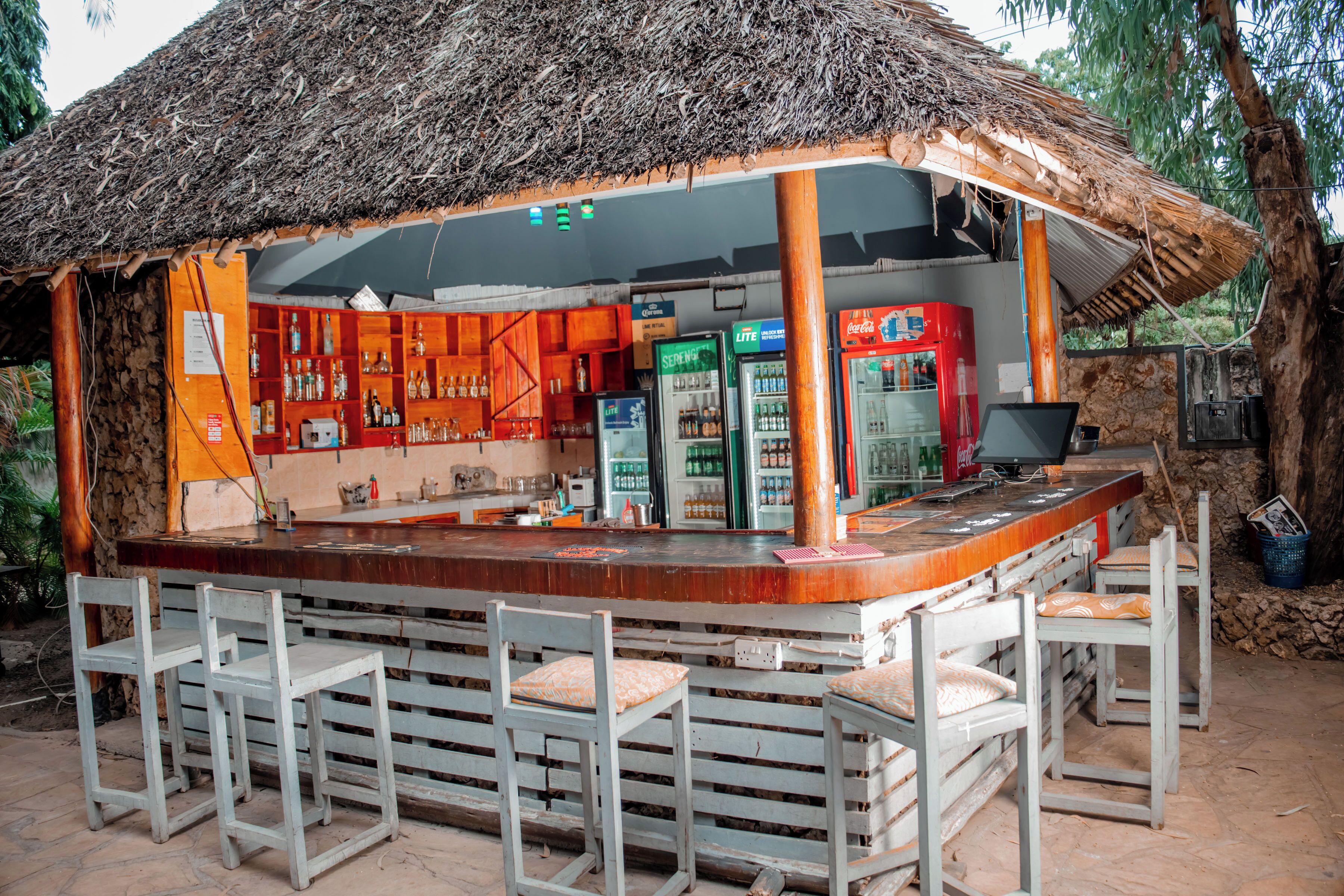 2 restaurantes, se sirve desayuno, cocina local e internacional 