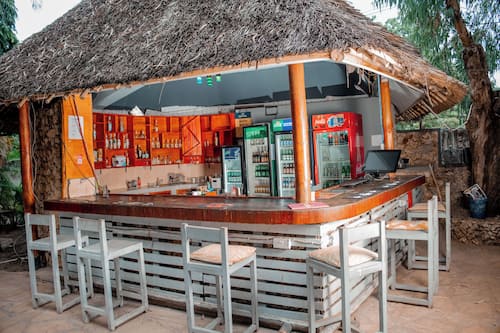 2 restaurants; breakfast, lunch, and dinner served
