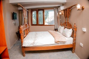 1 bedroom, premium bedding, desk, laptop workspace