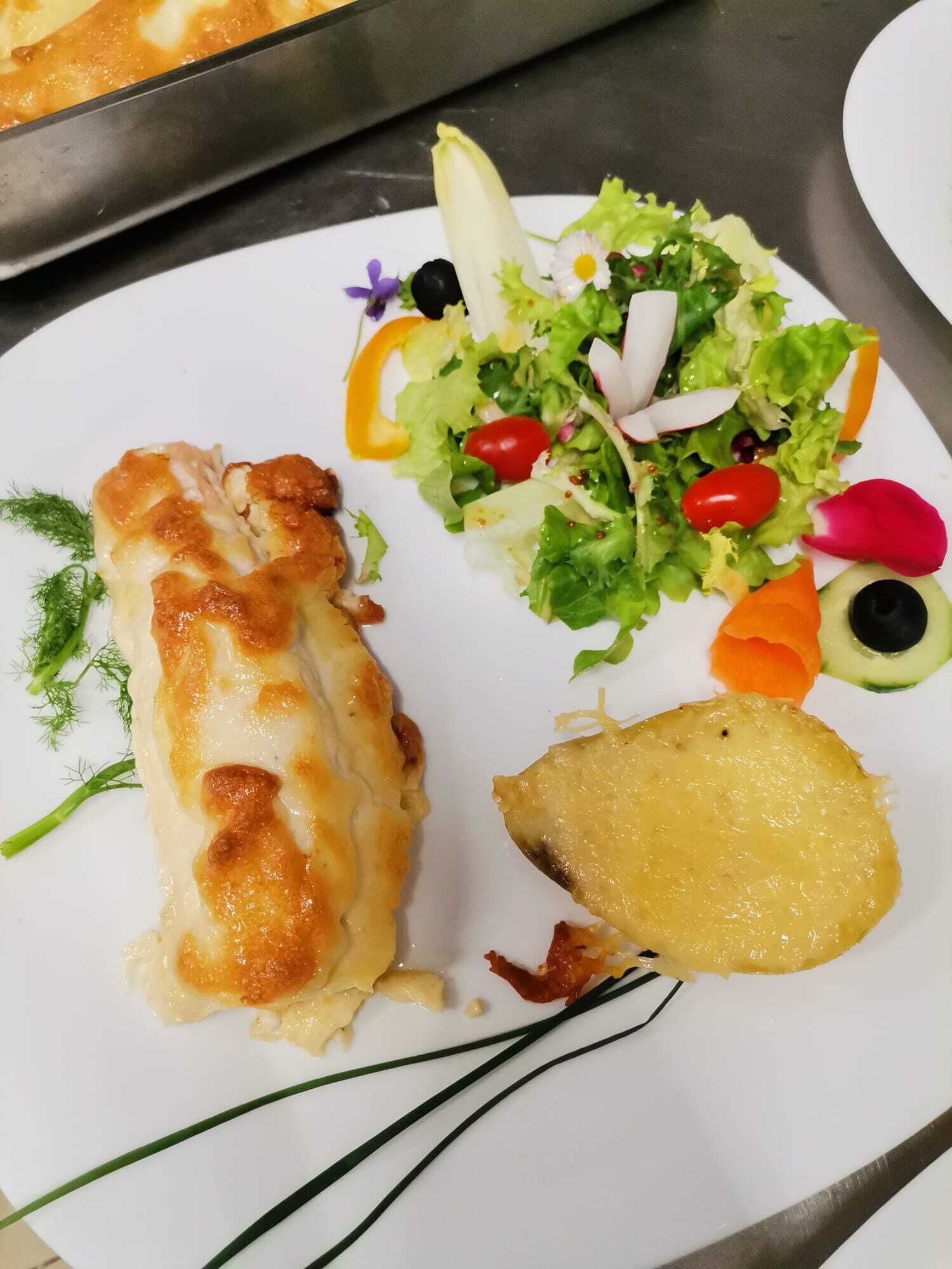 lunch and dinner served, international cuisine