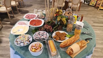 Daily buffet breakfast (EUR 9.50 per person)
