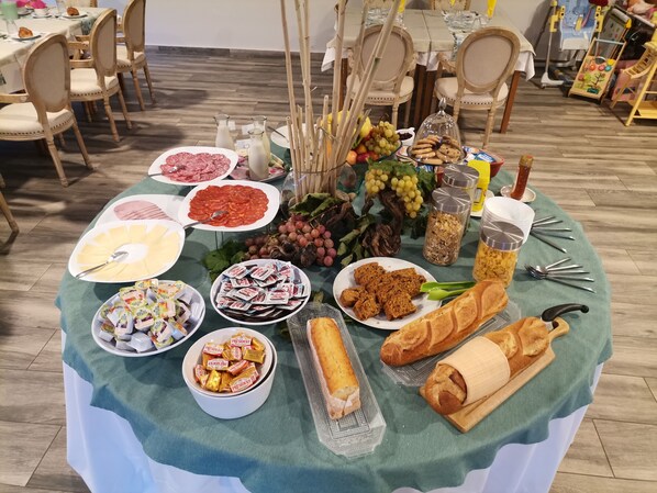 Daily buffet breakfast for a fee