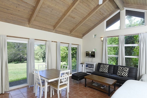 Peaceful & Private Studio - 12 Acre Hobby Organic Fruit Farm - Beach 10min