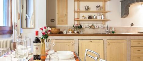 Apartment, 1 Bedroom, City View | In-room dining