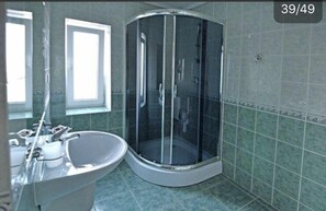 Amenidades de baño gratuitas, secadora de cabello, toallas, jabón