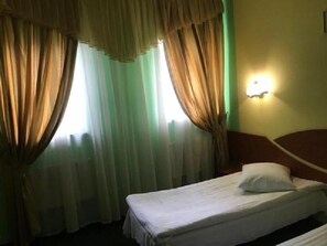 Habitación estándar con 1 cama matrimonial o 2 individuales | Decoración personalizada, muebles diferentes y escritorio