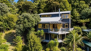 A two-story house with a balcony, surrounded by dense greenery. - Island View - Walk to Palm Beach (Palm Beach)