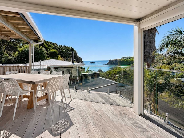 Outdoor dining - Island View - Walk to Palm Beach (Palm Beach)