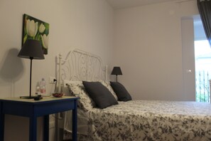 Chambre Triple Confort | Rideaux occultants, Wi-Fi gratuit, draps fournis