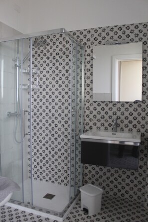 Tripla Comfort | Bagno | Doccia, asciugacapelli, bidet, asciugamani