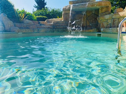 Welcome to your perfect getaway! Only 20 min from CHCH, Swallow's 'Wing' Apt 