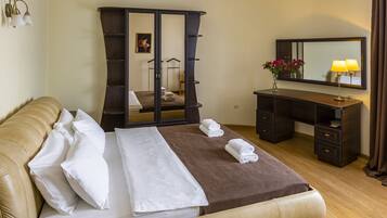 Suite | 1 bedroom, in-room safe, desk, blackout curtains