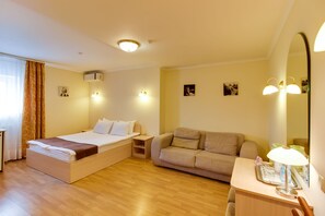 Caja de seguridad en la habitación, escritorio y cortinas blackout 