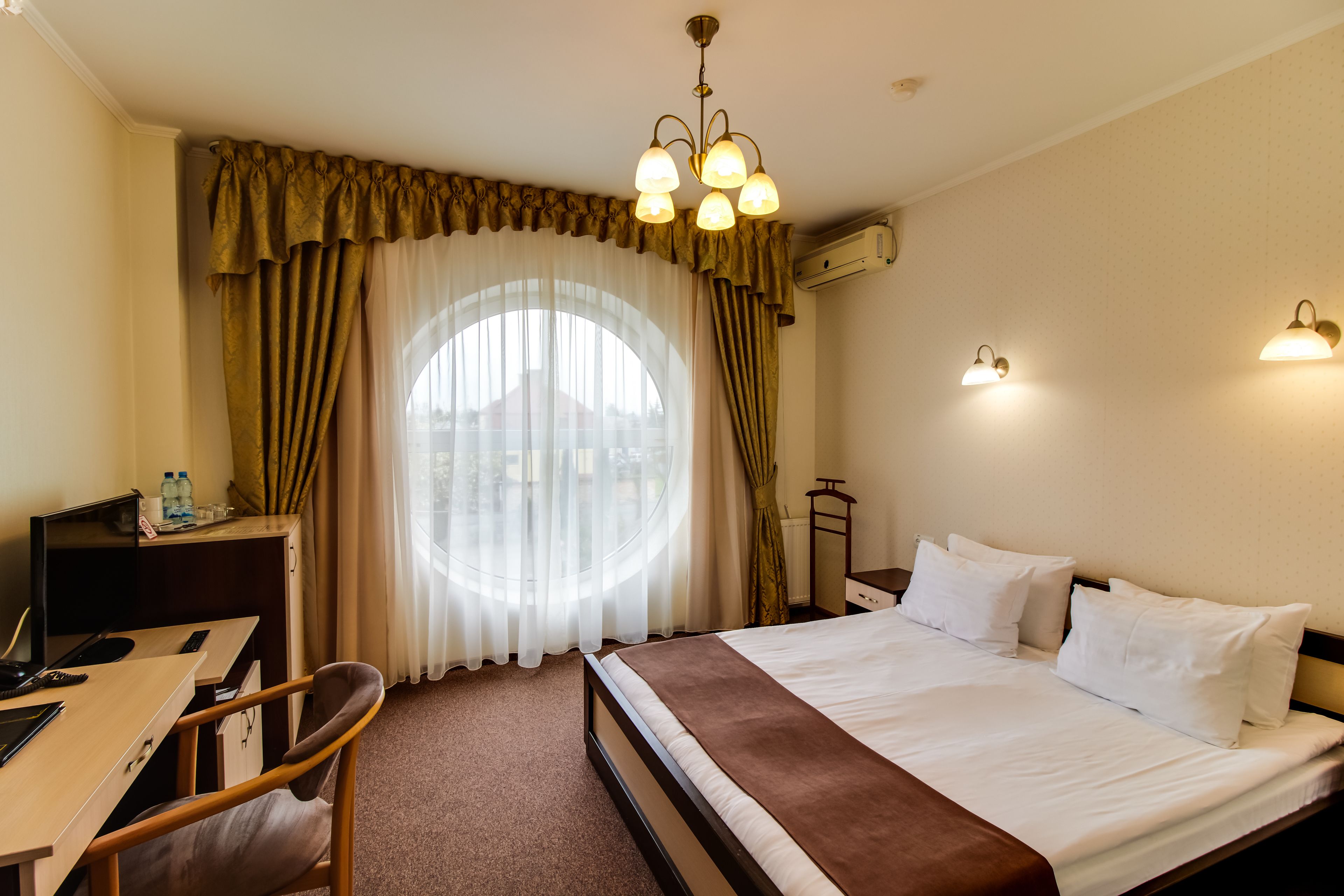 Suite junior | Caja de seguridad en la habitación, escritorio y cortinas blackout 