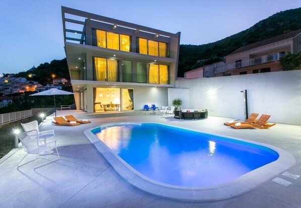 Piscine chauffée, chaises longues