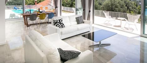 薄型テレビ、DVD プレーヤー