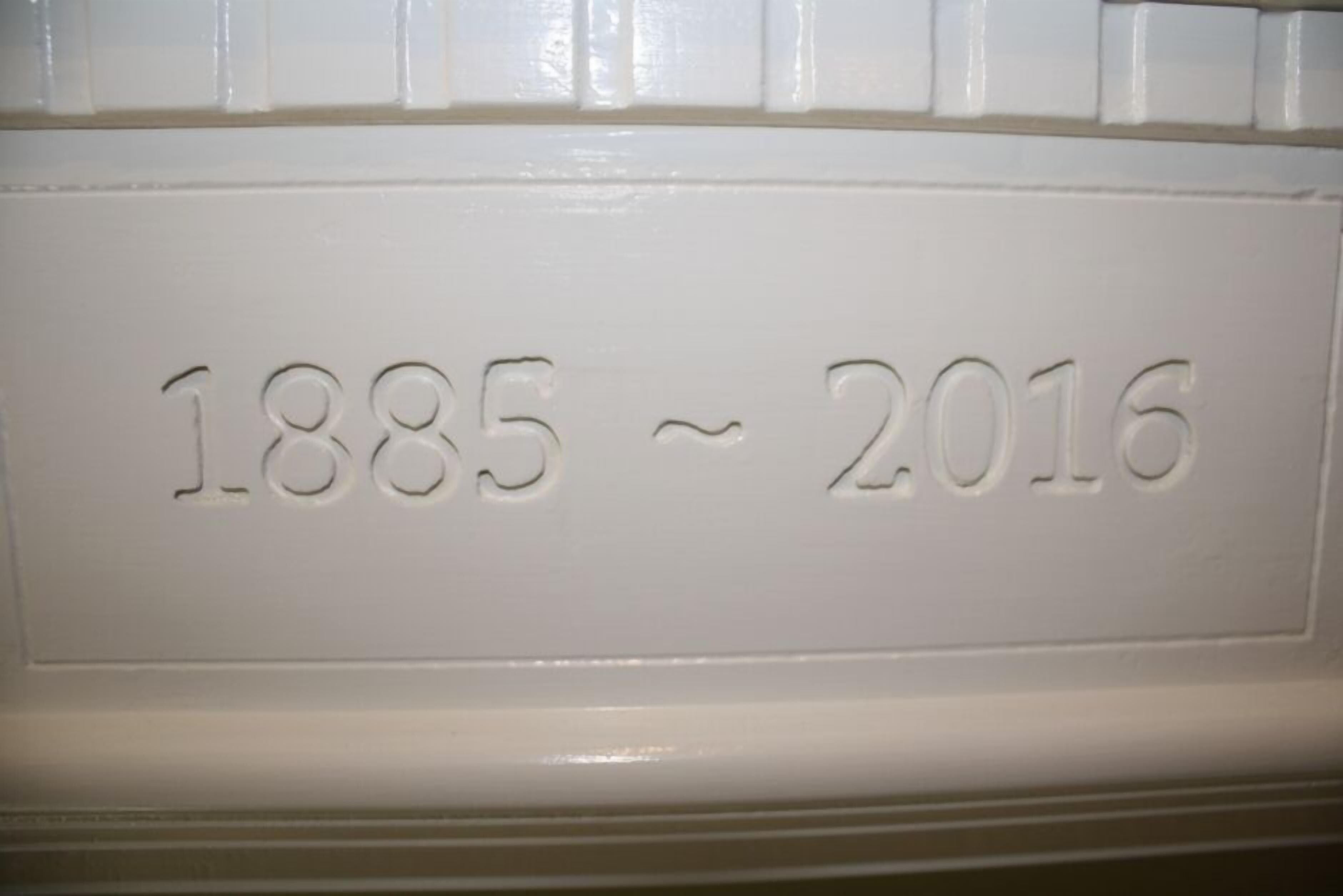 Eine Tafel mit der eingravierten Jahreszahl von 1885 bis 2016.