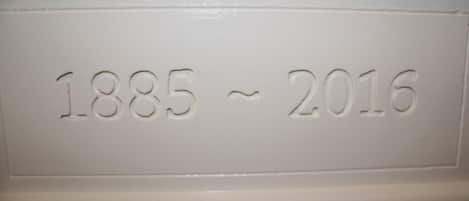 Una placa con los años 1885 al 2016 grabados.