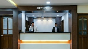 Un espace d’accueil avec une enseigne indiquant « RÉCEPTION » au-dessus d’un comptoir.