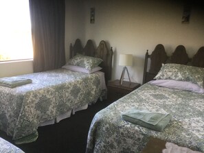 4 bedrooms, iron/ironing board, WiFi, bed sheets