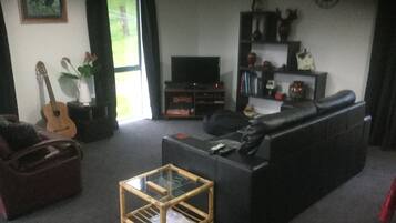 Fernseher, DVD-Player, Bücher, Stereoanlage