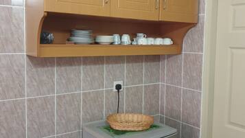 Shared fridge, microwave, cookware/dishes/utensils