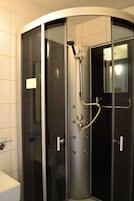 Ducha, secador de pelo, toallas, jabĂłn