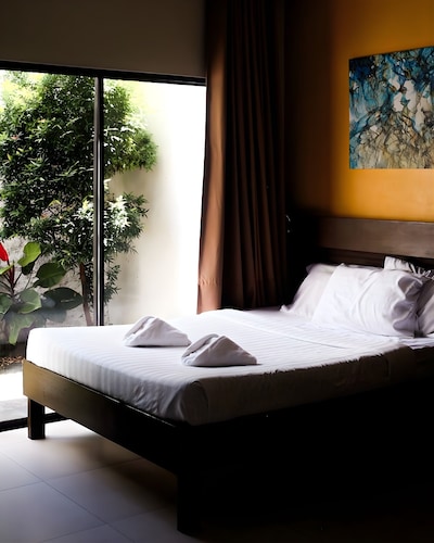 Cres Ebo Mansion Hotel and Bistro