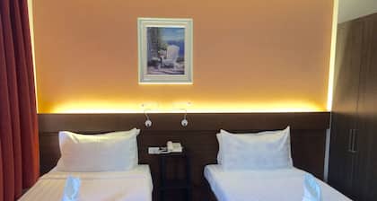 Cres Ebo Mansion Hotel and Bistro