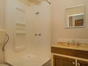 Shower, hair dryer - Oyster Bach - Cooks Beach Bach (Cooks Beach)
