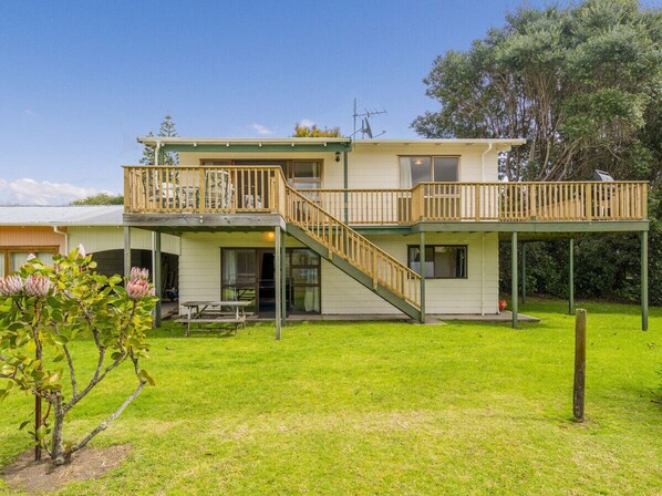 Exterior - Oyster Bach - Cooks Beach Bach (Cooks Beach)