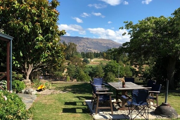 Outdoor dining - Alpine family holiday home (Wanaka)